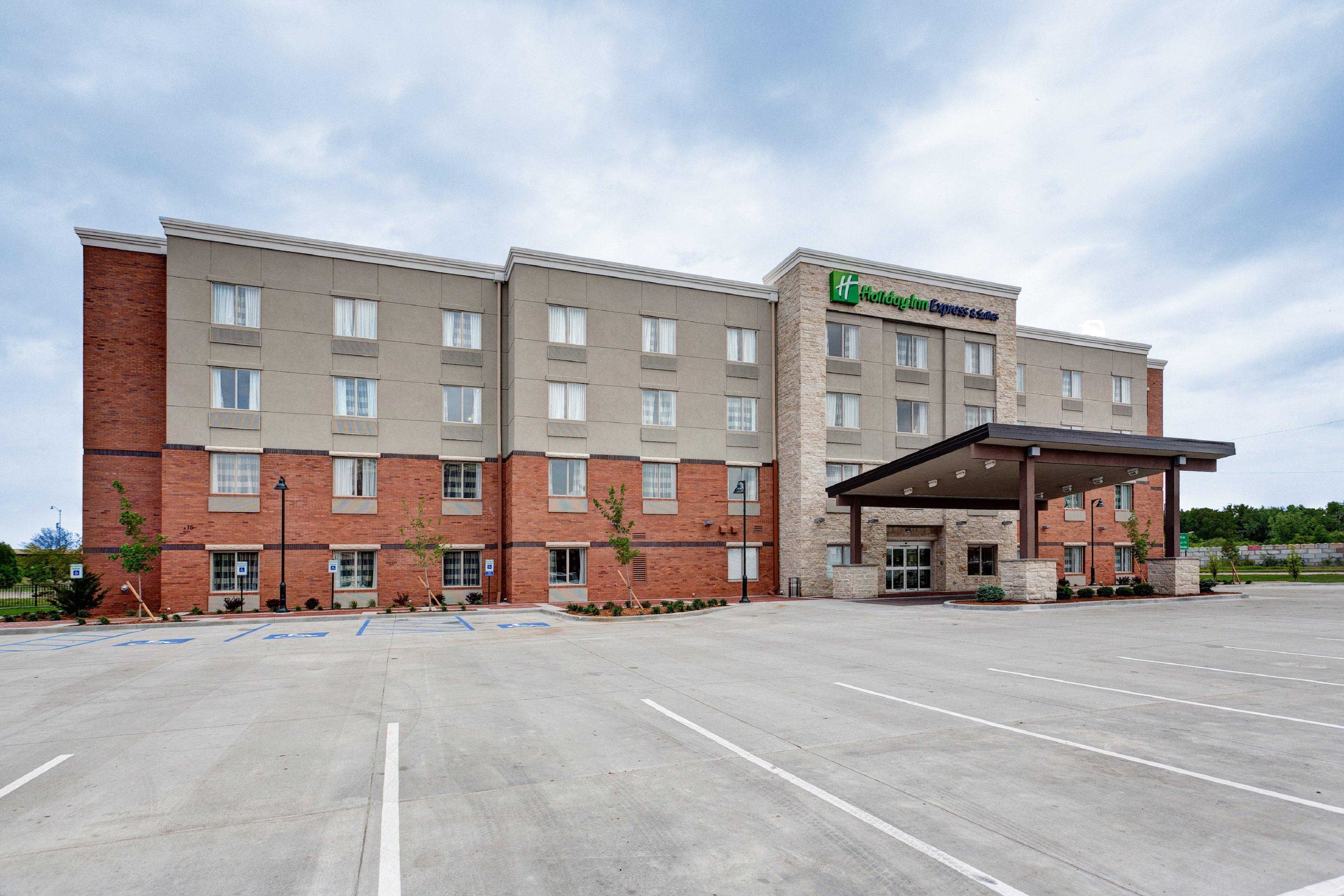 Holiday Inn Express & Suites Manhattan By Ihg Exterior foto