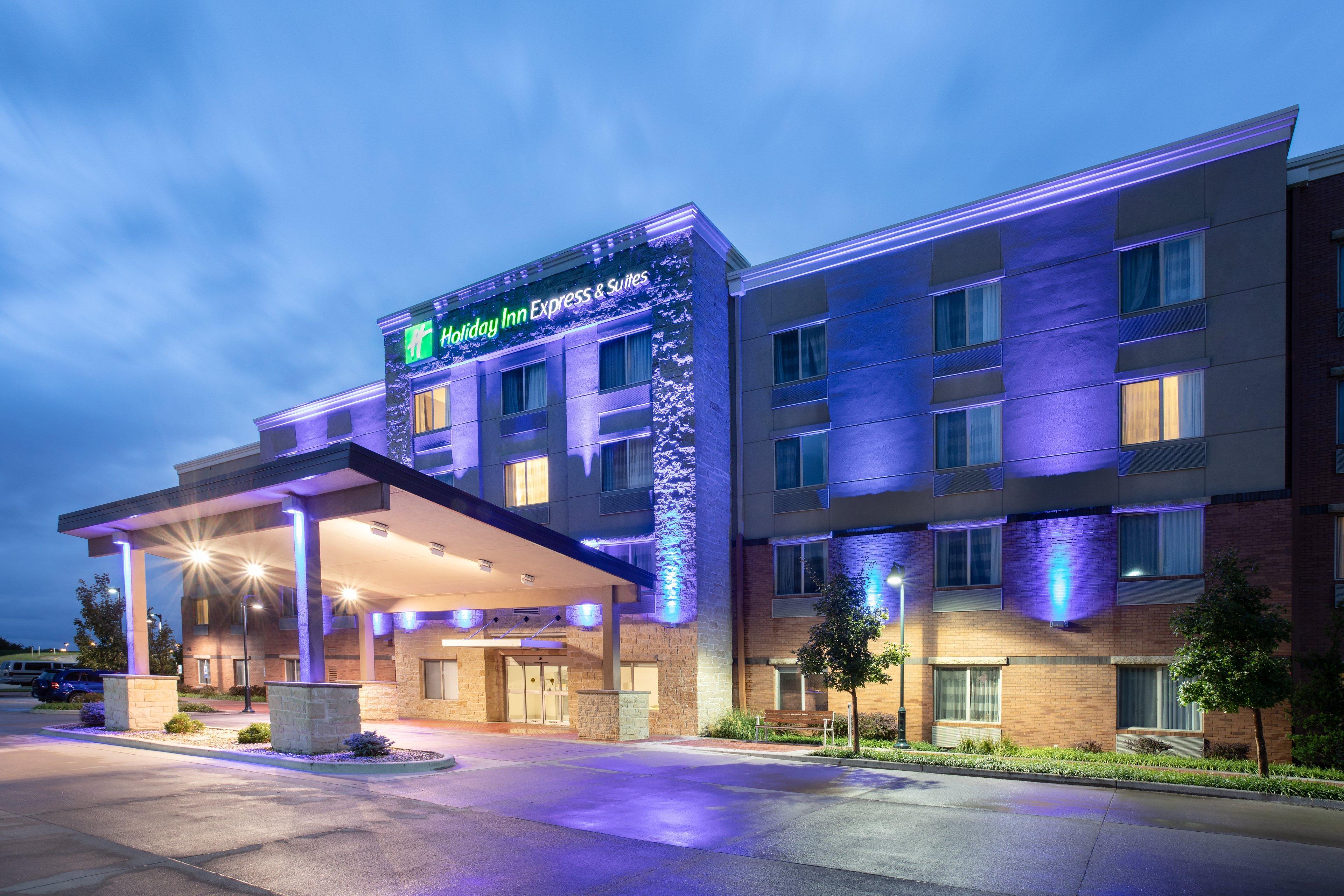 Holiday Inn Express & Suites Manhattan By Ihg Exterior foto