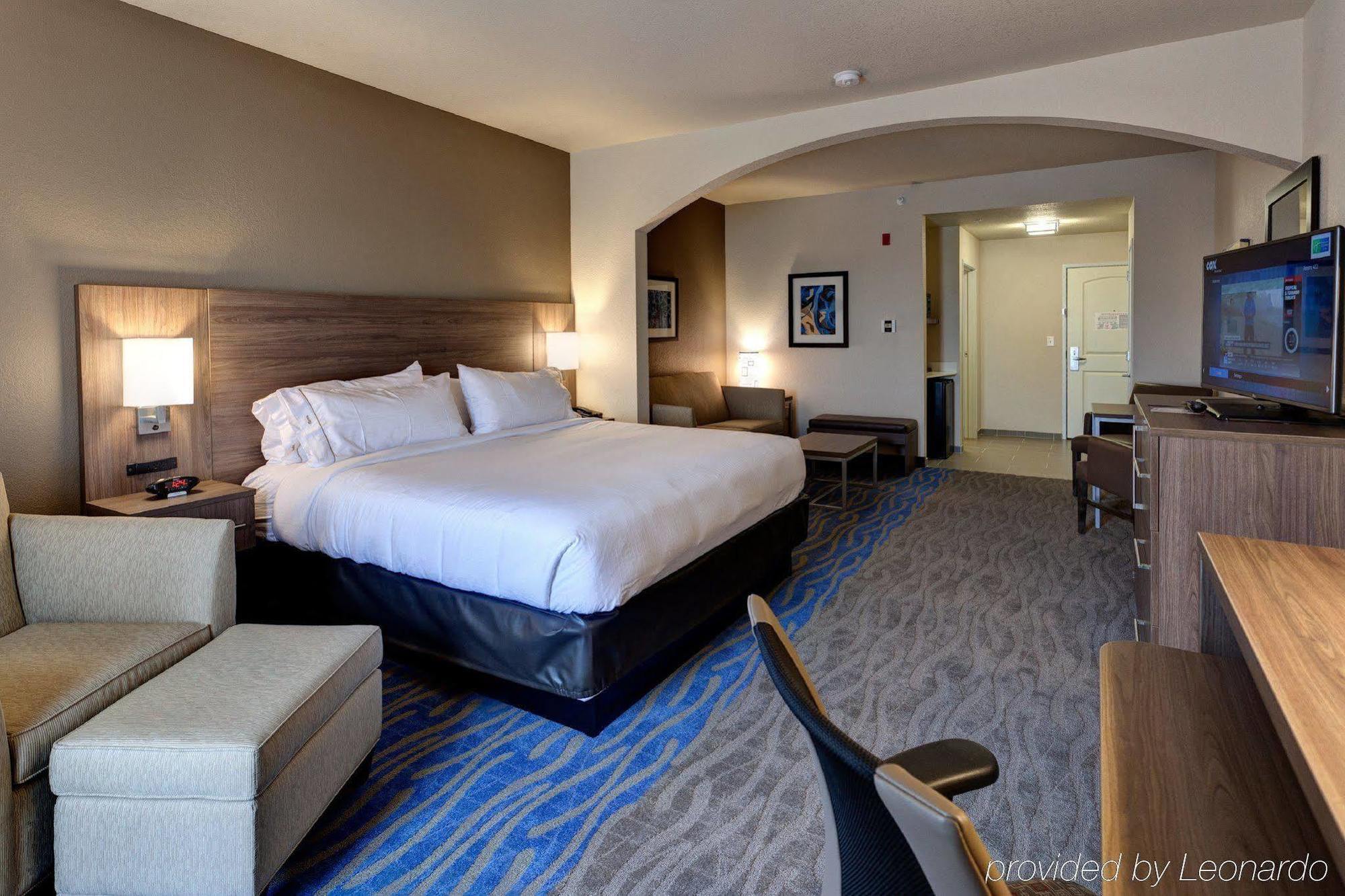 Holiday Inn Express & Suites Manhattan By Ihg Exterior foto